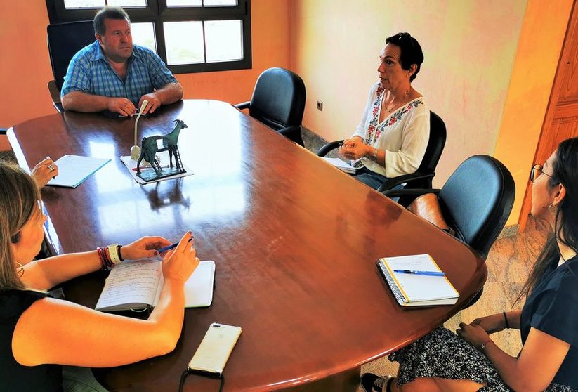La  asociacion de familias con enfermos de alzheimer se reune con el alcalde de Antigua 