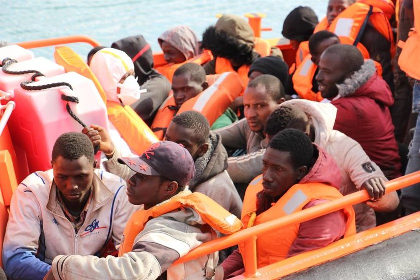 Personas migrantes llegando a las islas, en una imagen de archivo.