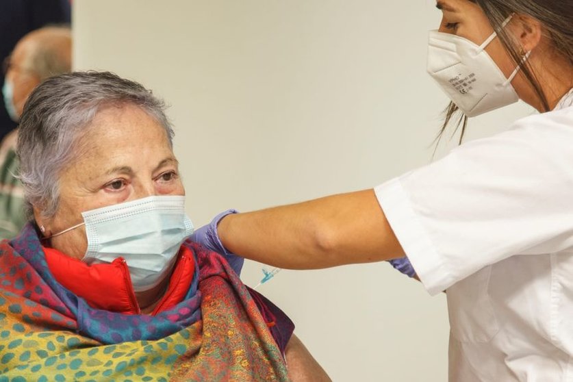 Imagen de vacunación con segunda dosis a una residente de centro sociosanitario en Gran Canaria