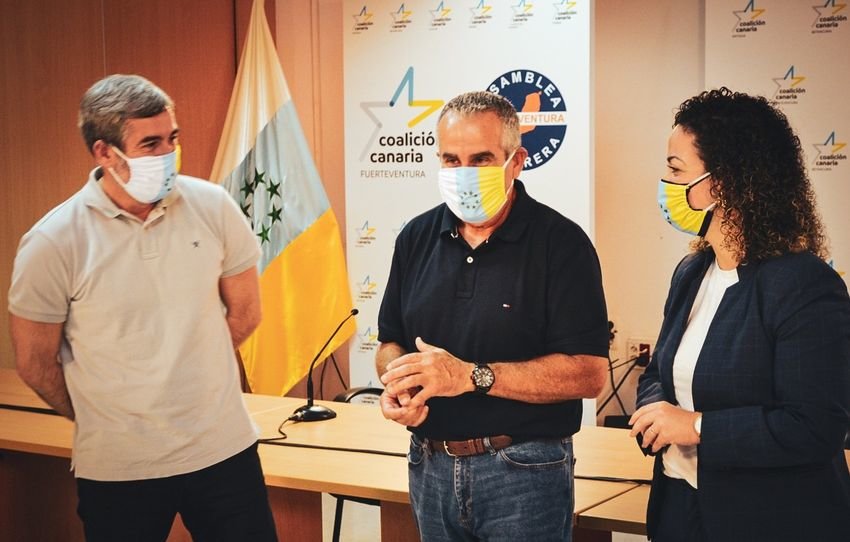 Jana González con Mario Cabrera y Fernando Clavijo.