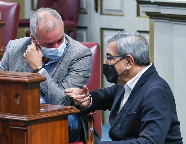 Luis Campos y Román Rodríguez en el Parlamento.