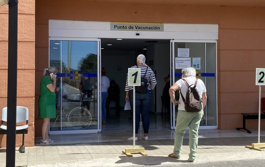 Imagen de gente que va a vacunarse en uno de los centros de Canarias.
