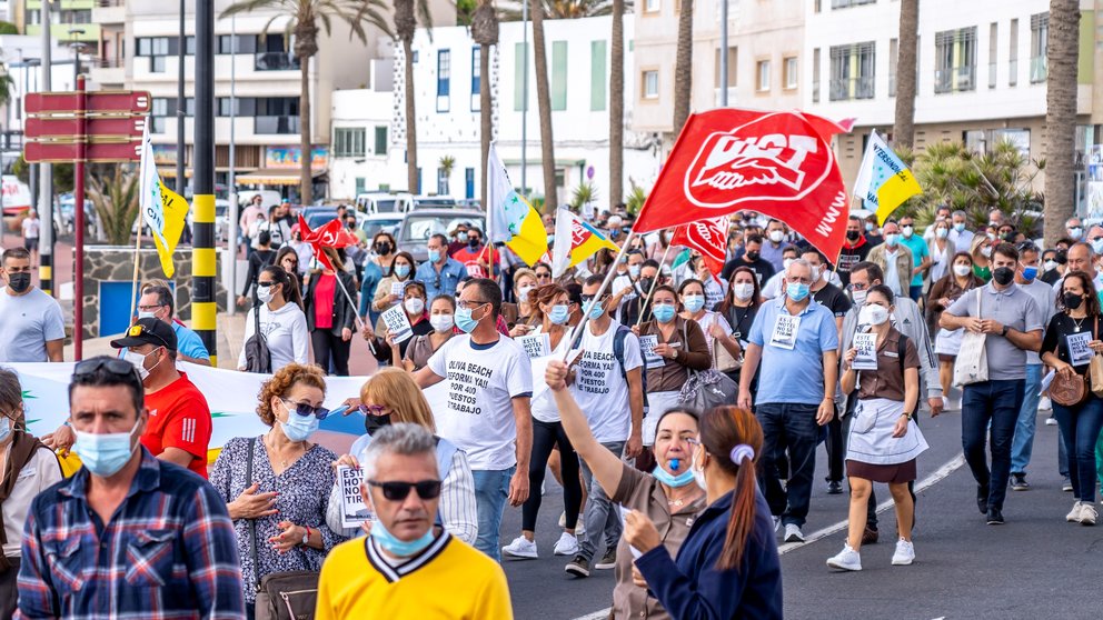 Manifestación de los trabajadores del Tres Islas y el Oliva Beach