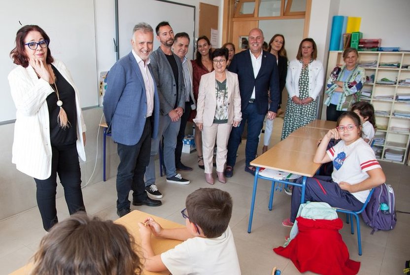 Visita del presidente y la consejera de Educación del Gobierno de Canarias a un centro educativo de Fuerteventura.