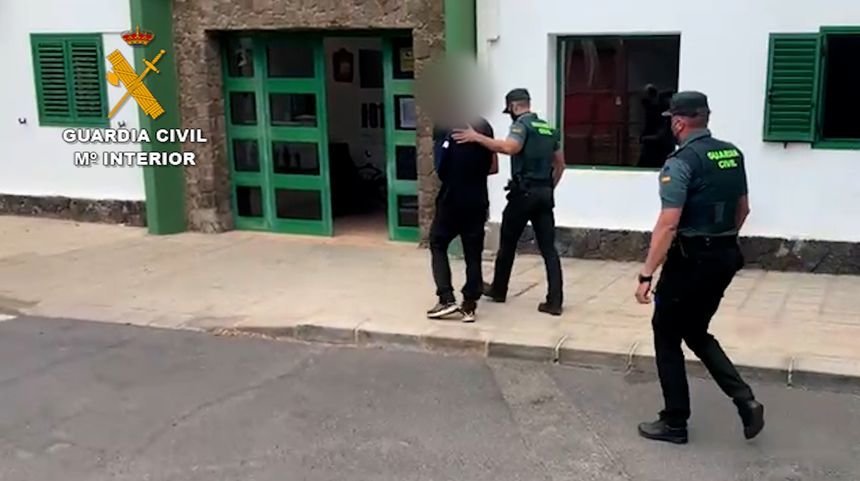 Lo agentes trasladan a uno de los detenidos por el robo de cobre.