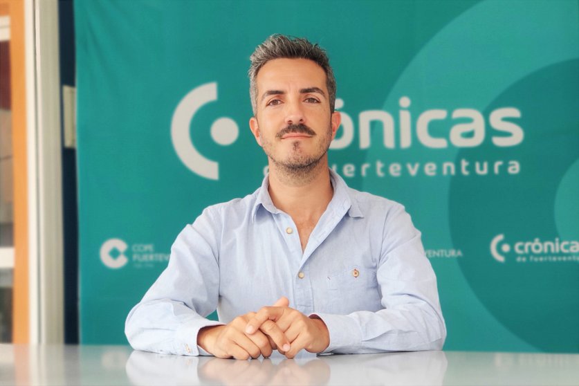 Rayco León en la redacción de Crónicas de Fuerteventura.