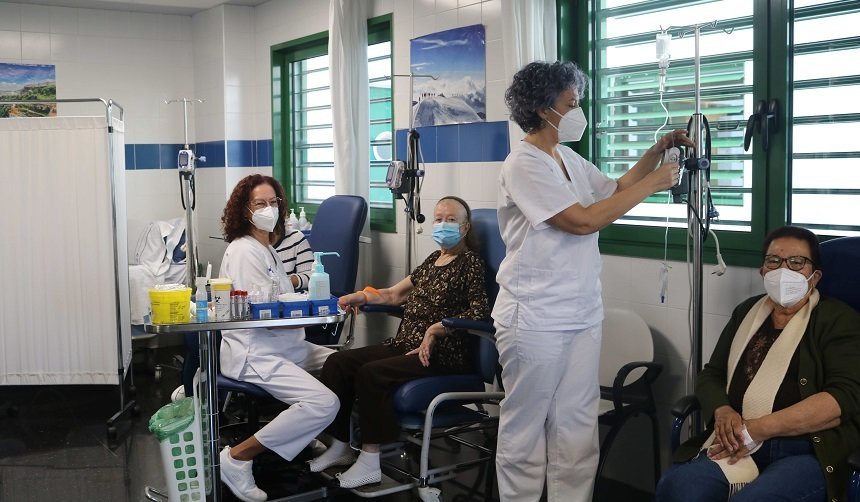Enfermeras realizando los diferentes cuidados a pacientes del Hospital de Día.