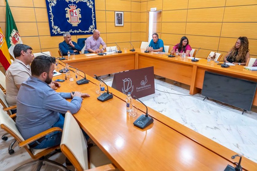 Reunión entre los representantes del Cabildo de Fuerteventura y el Ayuntamiento de Puerto del Rosario.