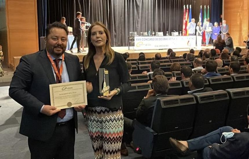 La alcaldesa de La Oliva, Pilar González, con el concejal de Turismo y Gastronomía, Celino Umpiérrez, reciben la Escoba de Oro.