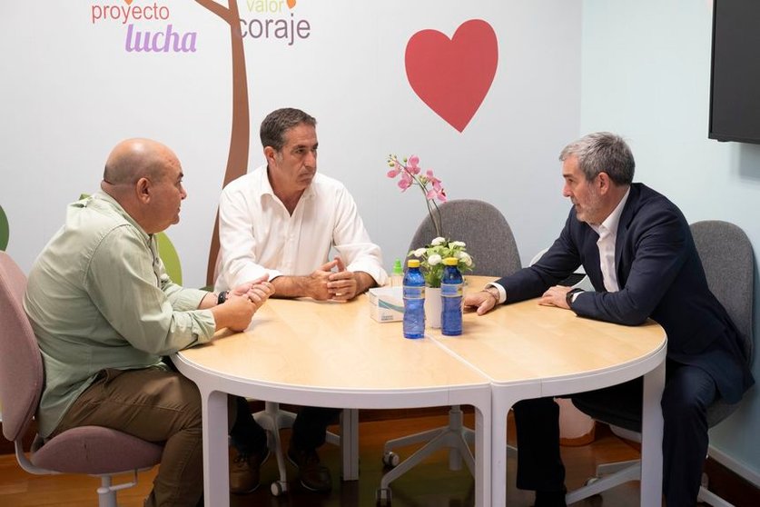 Reunión de Fernando Clavijo con miembros de Pequeño Valiente.
