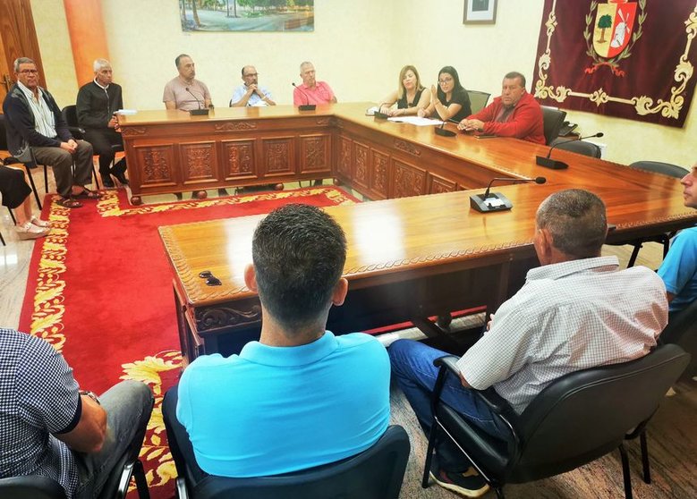 Reunión en el Ayuntamiento de Antigua con los representantes del sector del taxi.