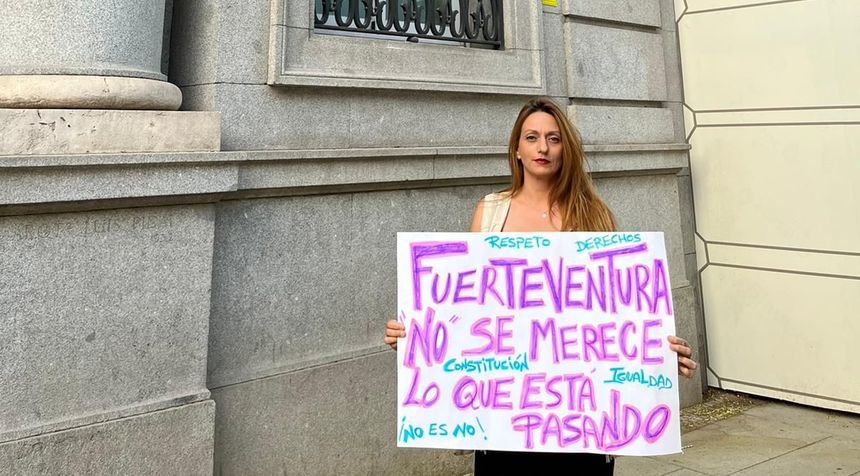 Yaiza Sotorrío en la puerta del Ministerio de Igualdad.