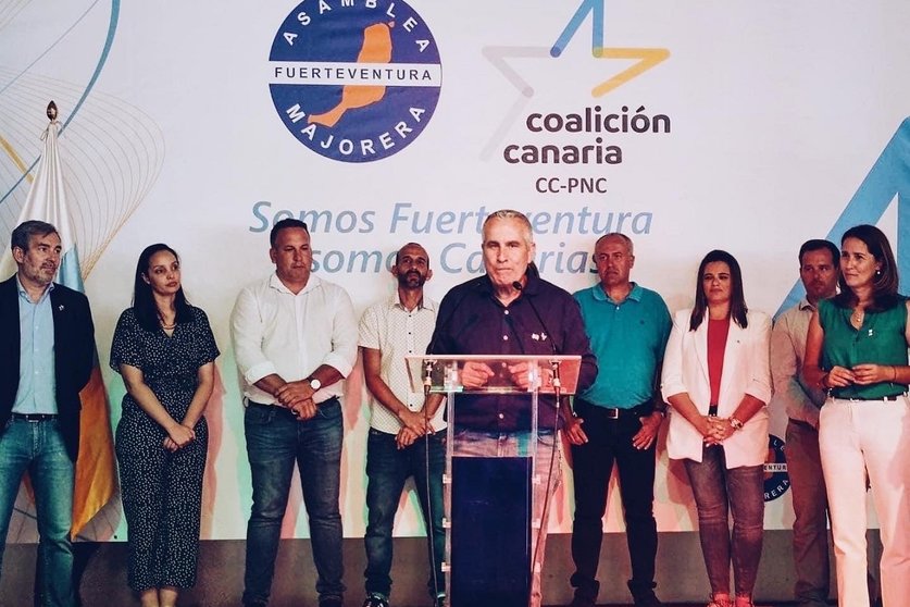 Mario Cabrera acompañado de Fernando Clavijo y otros líderes de CC, en un acto de partido.