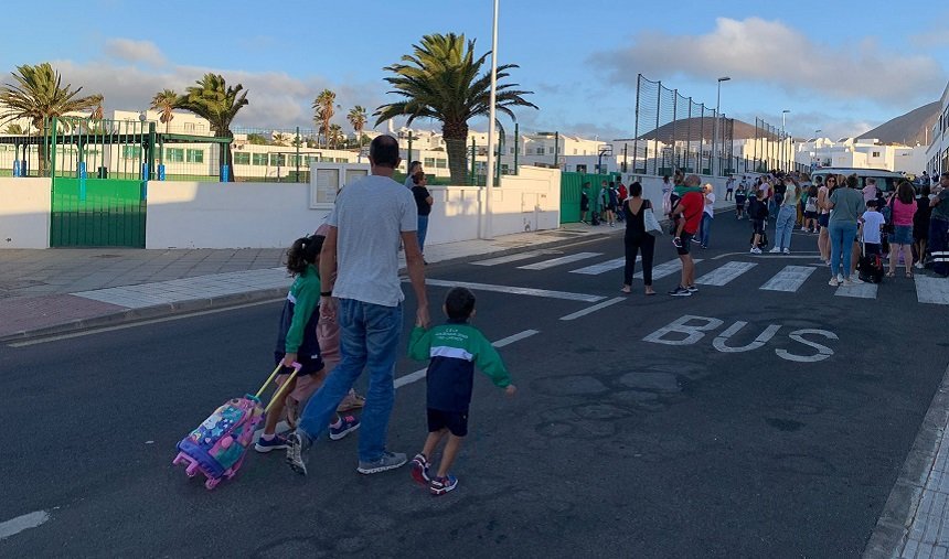 Escolares a la entrada de un colegio de Canarias.