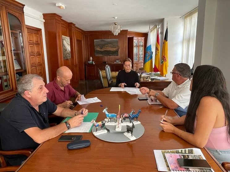 Reunión entre el Ayuntamiento de La Oliva y la Cooperativa del Taxi.