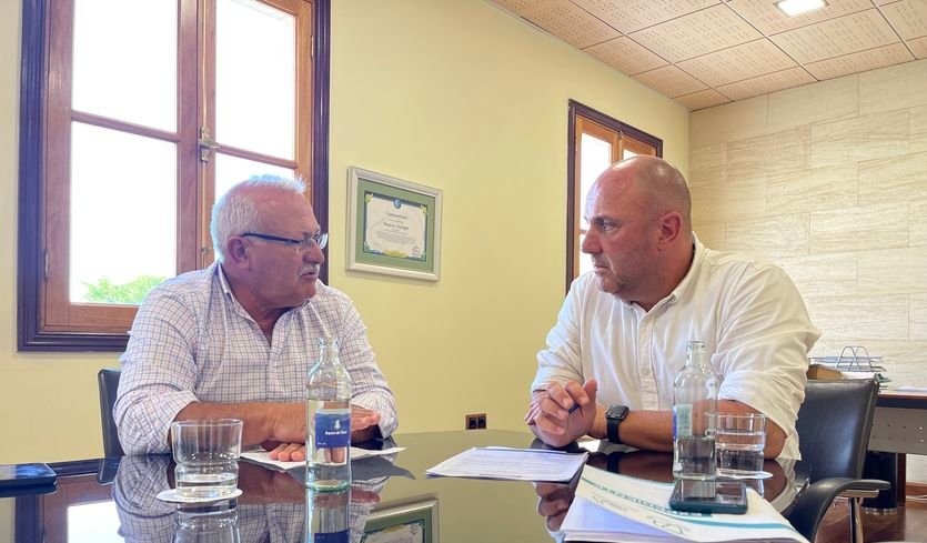 Reunión mantenida este lunes entre el presidente del Cabildo de Fuerteventura, Sergio Lloret, y el alcalde de Betancuria, Marcelino Cerdeña.