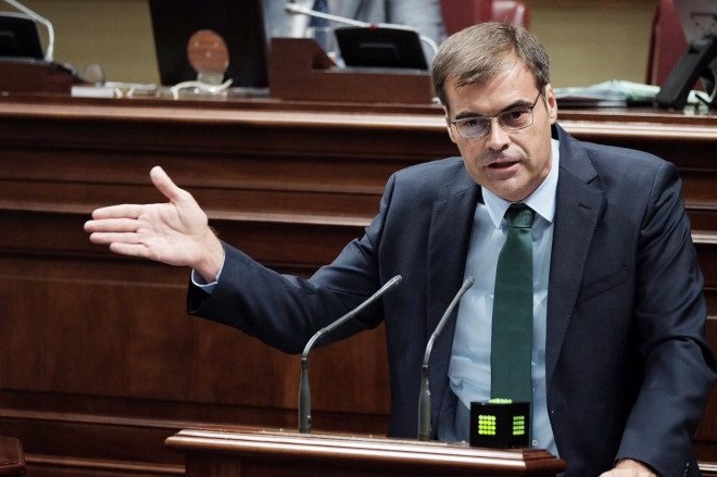 Fernando Enseñat en el Parlamento de Canarias.