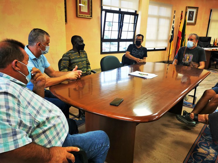 El alcalde se reune con los puesteros del Mercadillo El Castillo (1)