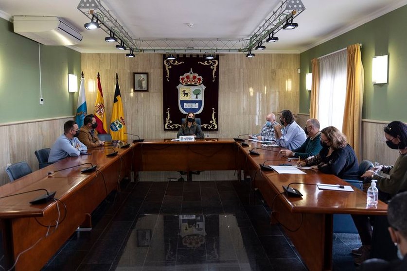 La alcaldesa de La Oliva reunida con los agentes económicos y sociales.