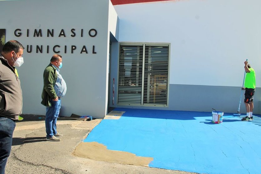 El alcalde, Matías Peña, visita las obras de mantenimiento en el Gimnasio Municipal.