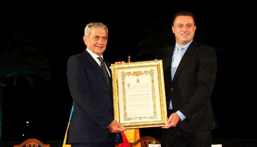 Antonio Armas en un reconocimiento junto al alcalde de Yaiza, Óscar Noda.