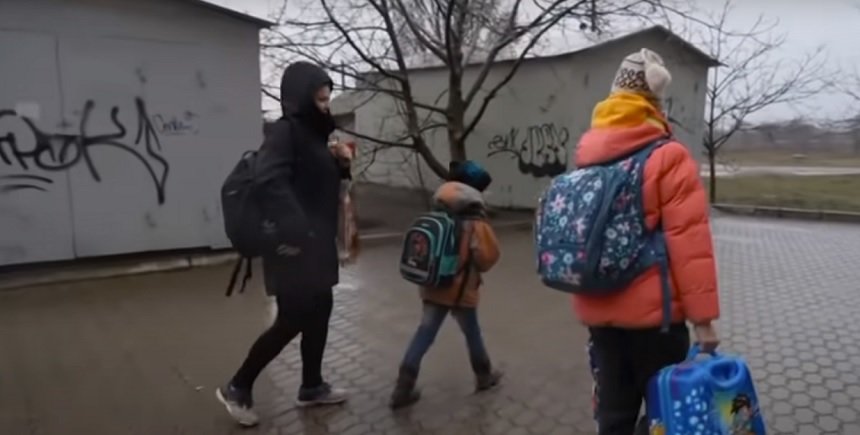 Imagen de televisión de niños ucranianos huyendo de la guerra. 