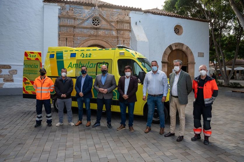 Entrega de una ambulancia al Ayuntamiento de Pájara.