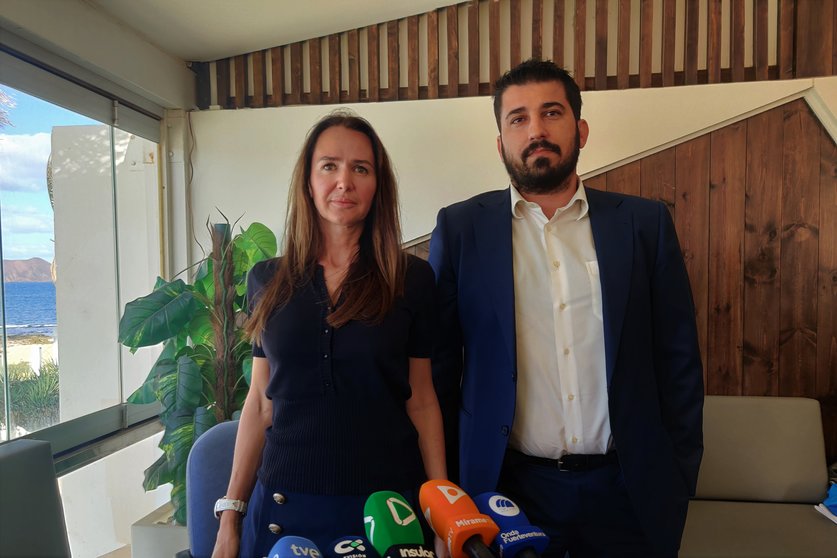 Natalya Karpukhina junto a su abogado José Ramón González