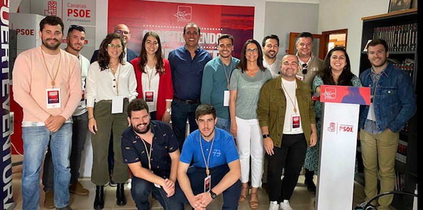 Javier Moreno, en el centro con camisa azul, nuevo Secretario General de las Juventudes Socialistas de Fuerteventura.