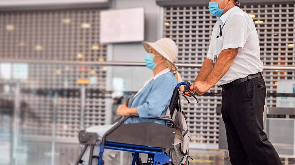 La asistencia a personas con movilidad reducida es fundamental en los aeropuertos.