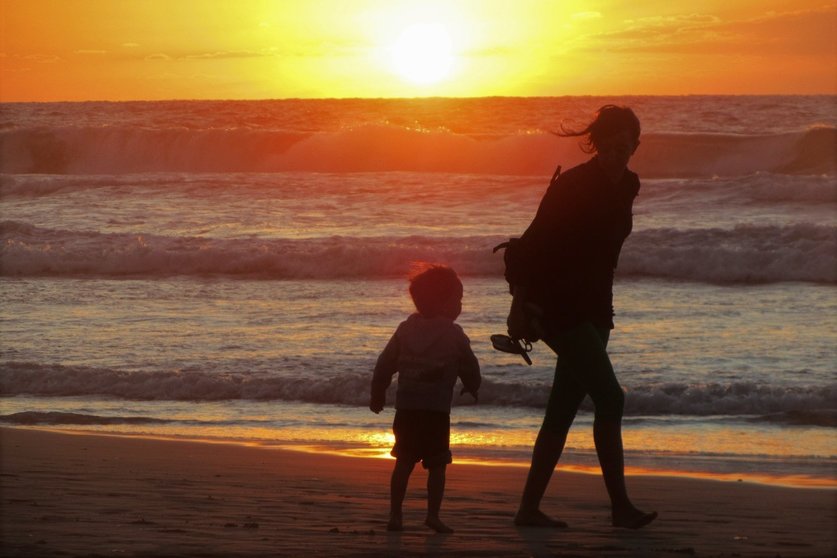 Un niño y su madre en la playa, en una imagen de archivo no relacionada con los hechos.
