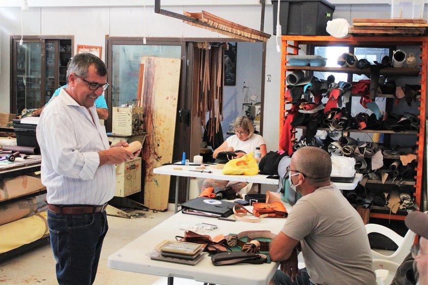 Domingo Pérez visitanto un taller de  taller de marroquinería en Casilla de Morales1.