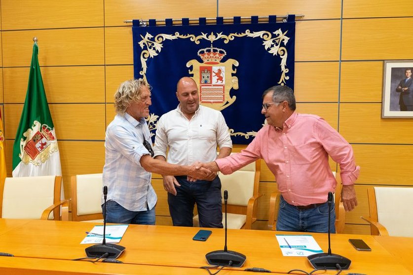 Firma del acuerdo en el Cabildo de Fuerteventura.