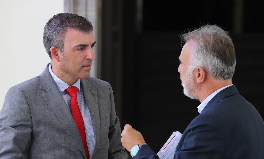 El presidente del Partido Popular de Canarias, Manuel Domínguez, con el presidente del Gobierno de Canarias, Ángel Víctor Torres.