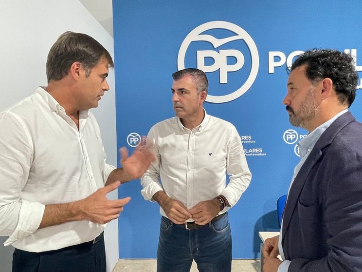 Fernando Enseñat, Manuel Domínguez y Guillermo Mariscal en la sede del Partido Popular.